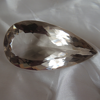 Ļoti liels (464 karāti!) slīpēts naturāls kvarcs
